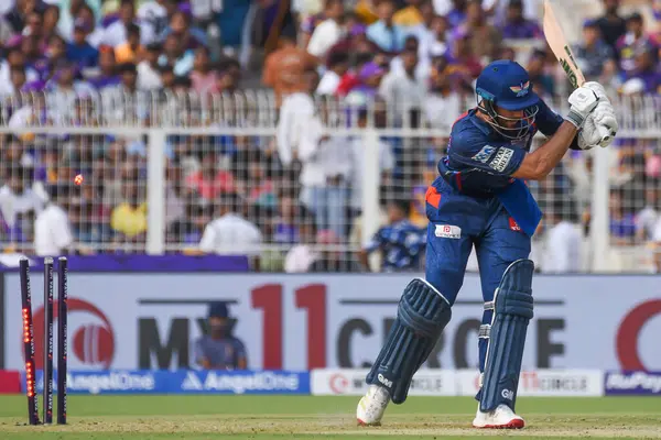 Lucknow Super Giants 'ın Aiden Markram' ı Kolkata Knight Riders 'ın Harshit Rana' sı tarafından Hindistan Premier Ligi (IPL) 2025 kriket maçında Kolkata Knight Riders ve Lucknow Super Giants arasında, Eden Gardens, Kolkata, Batı Bengal 'da oynandı.