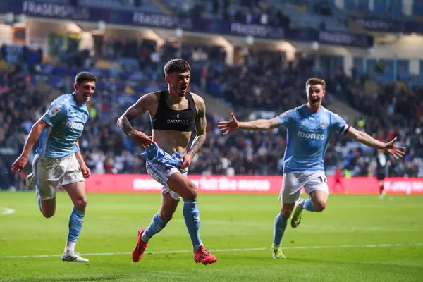 Coventry City 'den Jamie Paterson, 9 Nisan 2025' te Coventry Building Society Arena, Coventry, İngiltere 'de Coventry City ve Portsmouth arasındaki Sky Bet Şampiyonası maçında 1-0' lık galibiyetini kutluyor.