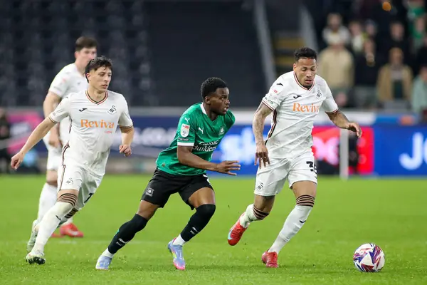 Swansea City 'den Ronald, Swansea.com Stadyumu' nda oynanan Swansea City - Plymouth Argyle maçında top sürüyor.