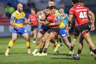 Esan Marsters of Salford Red Devils, Salford Community Stadyumu 'nda oynanan Betfred Süper Lig karşılaşmasında Leeds Rhinos takımından James Bentley ile karşılaştı.