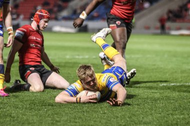 Leeds Rhinos takımından James McDonnell Salford Red Devils - Leeds Rhinos maçında 10 Nisan 2025 'te İngiltere' nin Eccles Stadyumu 'nda bir deneme maçına çıkıyor.