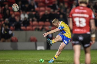 Leeds Rhinos takımından Lachlan Miller, Salford Red Devils - Leeds Gergedan maçında Salford Community Stadyumu, Eccles, İngiltere 'de 10 Nisan 2025' de penaltı aldı.