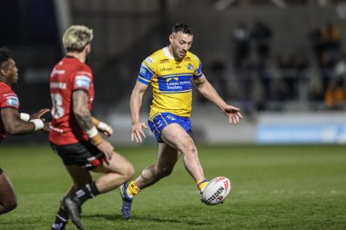 Leeds Rhinos takımından Jake Connor, Salford Red Devils - Leeds Gergedan maçında topu ileri atıyor. Salford Community Stadyumu, Eccles, İngiltere, 10 Nisan 2025