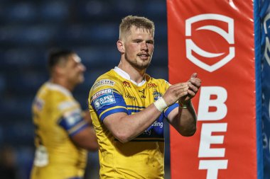 Leeds Rhinos takımından Tom Holroyd, Betfred Süper Ligi maçından sonra Salford Red Devils, Leeds Gergedan 'a karşı Salford Community Stadyumu, Eccles, İngiltere' de 10 Nisan 2025 'de oynanan maçta ev sahibi taraftarları alkışlıyor.