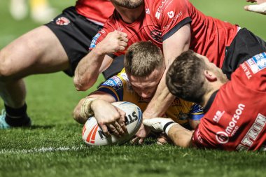 Leeds Rhinos 'tan Harry Newman bir deneme için sahaya çıkıyor ancak Betfred Süper Ligi maçı sırasında Salford Red Devils Leeds Rhinos' a karşı Salford Community Stadyumu, Eccles, Birleşik Krallık, 10 Nisan 2025 'te oynanan video hakemi tarafından eleniyor.