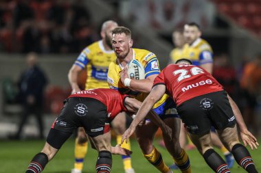 Leeds Rhinos takımından Tom Holroyd, Salford Red Devils - Leeds Rhinos maçında Salford Community Stadyumu, Eccles, İngiltere 'de 10 Nisan 2025' de mücadele etti.