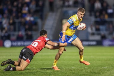 Leeds Rhinos takımından Ash Handley, Salford Red Devils - Leeds Gergedan maçında Salford Community Stadyumu, Eccles, İngiltere 'de 10 Nisan 2025' de mücadele etti.