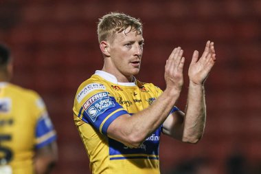 Leeds Rhinos takımından Lachlan Miller, Betfred Süper Ligi maçından sonra Salford Red Devils, Leeds Gergedan 'a karşı Salford Community Stadyumu, Eccles, İngiltere' de oynanan 10 Nisan 2025 karşılaşmasında taraftarlarını alkışlıyor.