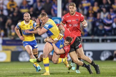 Leeds Rhinos takımından Mikolaj Oledzki, Salford Red Devils - Leeds Rhinos maçında 10 Nisan 2025 'te İngiltere' nin Eccles Stadyumu 'nda maç sırasında hareket halindeydi.