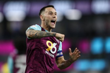 Burnley 'den Josh Brownhill Burnley' li Jaidon Anthony 'nin 11 Nisan 2025' te Burnley 'e karşı Norwich City' de oynanan Gökyüzü İddia Şampiyonası maçında 2-0 'lık golünü kutluyor.