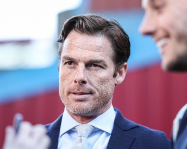 Burnley 'nin Scott Parker teknik direktörü, Burnley' nin Norwich City 'e karşı oynadığı 11 Nisan 2025 tarihli Gökyüzü İddia Şampiyonası maçı öncesinde stadyuma geldi.