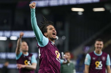Burnley 'den Hannibal Mejbri, 11 Nisan 2025' te Burnley 'nin Norwich City' ye karşı oynadığı Gökyüzü İddia Şampiyonası maçında 2-1 'lik galibiyeti kutluyor.