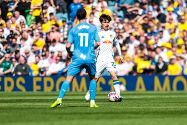 Leeds United takımından Ao Tanaka, Leeds Road, Leeds, Birleşik Krallık 'ta Leeds United ve Preston North End maçında 12 Nisan 2025 tarihinde karşı karşıya geldi.