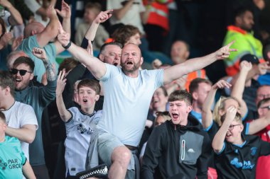 Preston taraftarları 12 Nisan 2025 'te İngiltere, Leeds Road' da Leeds United ve Preston North End arasındaki Sky Bet Şampiyonluk maçını kutluyorlar.