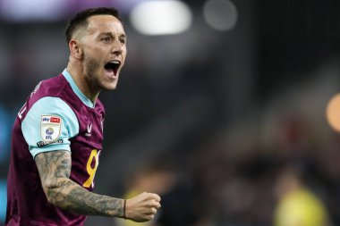 Burnley 'den Josh Brownhill Burnley' li Jaidon Anthony 'nin 11 Nisan 2025' te Burnley 'e karşı Norwich City' de oynanan Gökyüzü İddia Şampiyonası maçında 2-0 'lık golünü kutluyor.