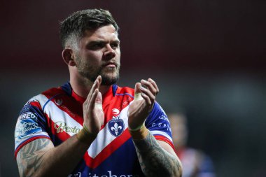 Wakefield Trinity 'den Liam Hood, 11 Nisan 2025' te St Helens-Wakefield Trinity maçında oynanan Betfred Süper Lig 7. Raundundan sonra gezgin taraftarları alkışlıyor.