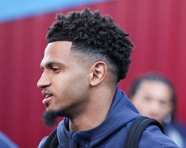 Burnley 'den Marcus Edwards 11 Nisan 2025' te Burnley, Burnley City 'de oynanan Gökyüzü İddia Şampiyonası karşılaşması öncesinde stadyuma geldi.