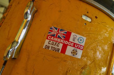 Cledara Abbey Stadyumu 'ndaki davul görüntüsü, 12 Nisan 2025 tarihinde Cledara Abbey Stadyumu' nda oynanan Cambridge United ve Charlton Athletic maçından önceki maç.