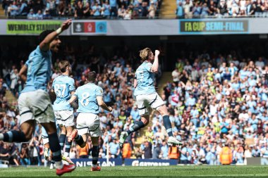 Manchester City 'den Kevin De Bruyne, Premier League maçında Manchester City' nin Etihad Stadyumu 'ndaki Crystal Palace maçında 12 Nisan 2025' te 1-2 'lik galibiyetini kutluyor.