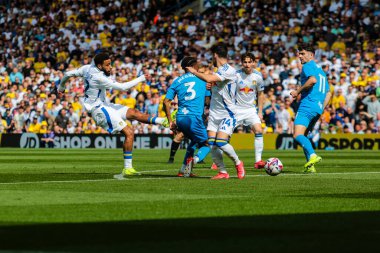 Leeds United takımından Jayden Bogle, 12 Nisan 2025 'te Leeds Road, İngiltere' de oynanan Leeds United - Preston North End maçında kaleye vuruyor.