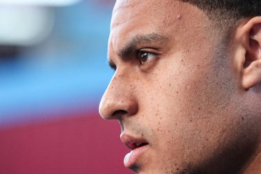 Burnley 'den CJ Egan-Riley 11 Nisan 2025' te Burnley, Burnley 'e karşı Norwich City' de oynanan Gökyüzü İddia Şampiyonası maçı öncesinde stadyuma geldi.