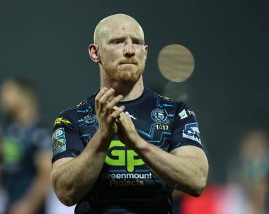 Wigan Warriors takımından Liam Farrell, 11 Nisan 2025 'te İngiltere' nin Hull kentinde oynanan 7. Betfred Süper Lig karşılaşmasında seyircileri alkışlıyor.