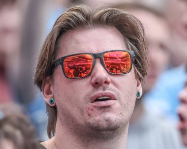 Etihad Stadyumu 'nun Premier Lig maçında bir City taraftarının güneş gözlüğüyle Manchester City, Etihad Stadyumu' nda Kristal Saray 'a karşı 12 Nisan 2025