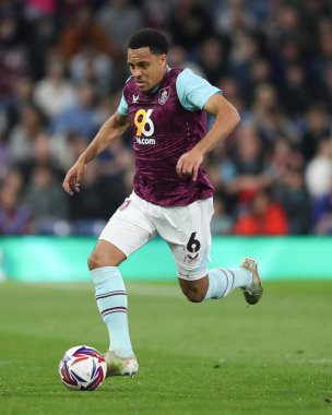 Burnley 'den CJ Egan-Riley 11 Nisan 2025' te Burnley, Burnley, Burnley 'de Norwich City' e karşı oynadığı Gökyüzü İddia Şampiyonası maçında topu ayaklarının dibine aldı.