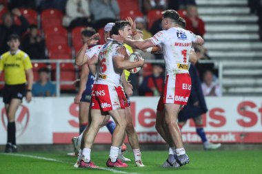 St. Helens takımından Matt Whitley, 11 Nisan 2025 'te St Helens - Wakefield Trinity maçı Betfred Süper Lig Turu' nda denemesini kutluyor.