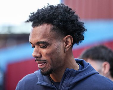 Burnley 'den Lucas Pires 11 Nisan 2025' te Burnley 'nin Norwich City' e karşı oynadığı Gökyüzü İddia Şampiyonası maçı öncesinde stadyuma geldi.