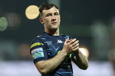 Wigan Warriors takımından Harry Smith, 11 Nisan 2025 'te İngiltere' nin Hull kentinde oynanan 7. Betfred Süper Lig karşılaşmasında seyircileri alkışlıyor.