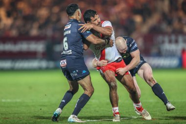 Wigan Warriors 'dan Bevan French ve Wigan Warriors' tan Liam Farrell, Sewell Group Craven Park 'ta oynanan Betfred Süper Lig 7. Raundda Hull KR-Wigan Warriors maçında Peta Hiku' yu yendi.