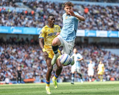 Manchester City 'den Rben Dias topu Kristal Saray' dan Ismala Sarr Premier Lig maçı sırasında Etihad Stadyumu 'ndaki Manchester City - Crystal Palace maçında baskı yaparken savunuyor.