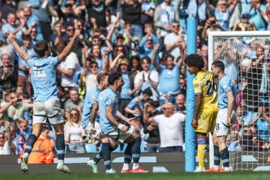 Manchester City 'den Mateo Kovai, Premier League maçında takım arkadaşlarıyla Etihad Stadyumu' ndaki Manchester City Crystal Palace maçında 3-2 'lik galibiyetini kutluyor.