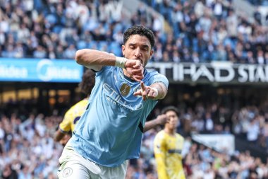 Manchester City 'den Omar Marmoush, Premier League maçında Manchester City ile Etihad Stadyumu' ndaki Crystal Palace maçında 12 Nisan 2025 'te 2-2' lik galibiyetini kutluyor.