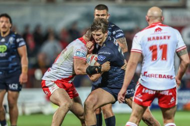 Wigan Warriors 'dan Harvey Makin, Hull KR' dan Jared Waerea-Hargreaves tarafından 11 Nisan 2025 'te Sewell Group Craven Park' ta oynanan Betfred Süper Lig karşılaşmasında yenildi.