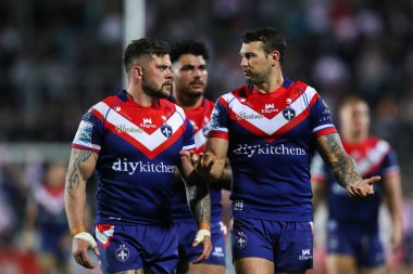 Wakefield Trinity 'den Liam Hood ve Wakefield Trinity' den Jay Pitts, 11 Nisan 2025 'te St Helens vs Wakefield Üçlemesi' nde oynanan Betfred Süper Lig karşılaşması sonrasında tartışıyorlar.