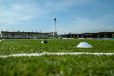 Cledara Abbey Stadyumu, 12 Nisan 2025 'te Cledara Abbey Stadyumu' nda oynanan Cambridge United - Charlton Atletizm karşılaşmasından önceki maçın genel görüntüsüdür.