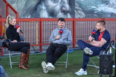 Jenna Brooks ve Jon Wilkin, 11 Nisan 2025 'te İngiltere' nin Hull KR vs Wigan Warriors takımında oynanan Betfred Süper Lig karşılaşmasında Sky Sports ragbi liginde Mikey Lewis ile konuştular.