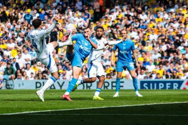 Preston North End 'den Ryan Ledson, 12 Nisan 2025' te İngiltere, Leeds Road 'da Leeds United ve Preston North End arasındaki Sky Bet Şampiyonası maçında kalede şut çekiyor.