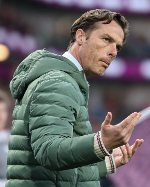 Burnley 'nin Scott Parker yöneticisi, 11 Nisan 2025' te Burnley 'nin Norwich City' ye karşı oynadığı Gökyüzü İddia Şampiyonası maçında kalabalığa daha yüksek sesle sesleniyor.