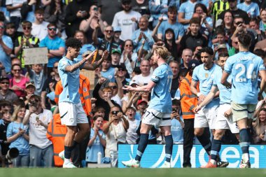 Manchester City 'den Nico O' Reilly, Premier League maçında Manchester City ile Etihad Stadyumu, Manchester, İngiltere 'de oynanan 12 Nisan 2025 tarihli Crystal Palace maçında Manchester City' den Kevin De Bruyne ile 5-2 'lik galibiyetini kutluyor.