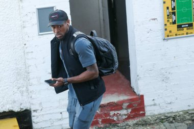 Charlton Atletizm takımından Chuks Aneke, 12 Nisan 2025 'te Cledara Abbey Stadyumu' nda oynanan Sky Bet 1 karşılaşması öncesinde Cledara Abbey Stadyumu 'na geldi.