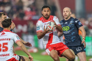 Hull KR 'dan Peta Hiku, 11 Nisan 2025' te İngiltere 'nin Hull kenti Kingston' da oynanan 7. Betfred Süper Lig karşılaşmasında topu yakalıyor.