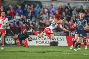 Hull KR 'dan Arthur Mourgue, Wigan Warriors' un Bevan French 'i tarafından 7. Betfred Süper Lig karşılaşmasında yenildi. Hull KR, Wigan Warriors' a karşı Sewell Group Craven Park, Kingston on Hull, İngiltere, 11 Nisan 2025