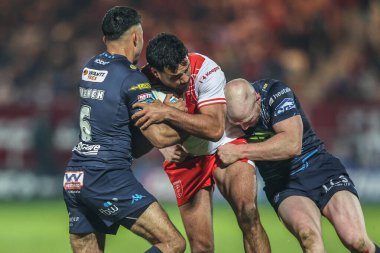 Wigan Warriors 'dan Bevan French ve Wigan Warriors' tan Liam Farrell, Sewell Group Craven Park 'ta oynanan Betfred Süper Lig 7. Raundda Hull KR-Wigan Warriors maçında Peta Hiku' yu yendi.