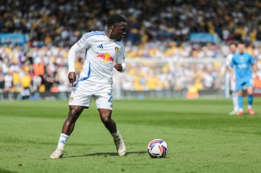 Leeds United takımının Jayden Bogle 'ı Leeds Road, Leeds, İngiltere' de 12 Nisan 2025 'te oynanan Sky Bet Şampiyonası maçında Leeds United, Preston North End' e karşı oynuyor.