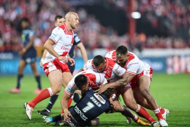 Wigan Warriors 'un Jai Field' ı Hull KR 'dan Sauaso Sue tarafından oynanan Betfred Süper Lig 7. Raundunda Hull KR, Wigan Warriors' a karşı Sewell Group Craven Park, Kingston on Hull, İngiltere, 11 Nisan 2025