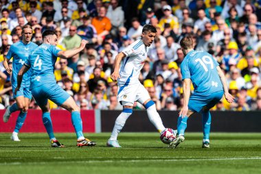 Leeds United takımından Jol Piroe, 12 Nisan 2025 'te Leeds Road, Leeds, İngiltere' de oynanan Leeds United - Preston North End maçında pas attı.