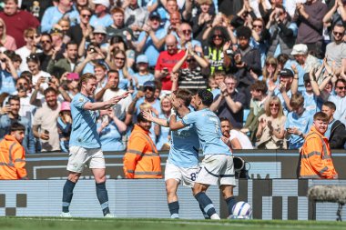 Manchester City 'den James McAtee, Premier League maçında Manchester City ile Etihad Stadyumu' ndaki Crystal Palace maçında 12 Nisan 2025 'te 4-2' lik galibiyetini kutluyor.